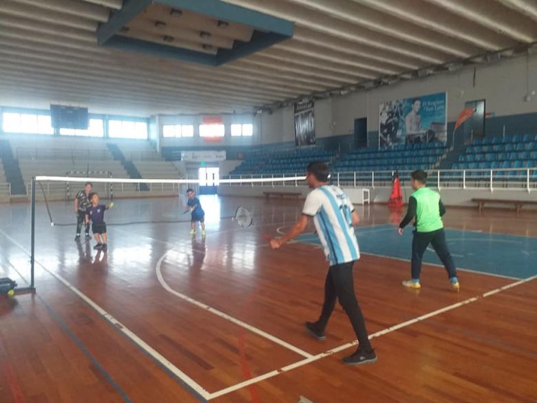 Comenzó el taller de arbitraje y corrección de técnica de bádminton