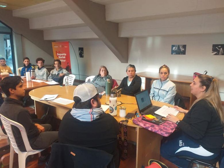 Comenzó el taller de arbitraje y corrección de técnica de bádminton