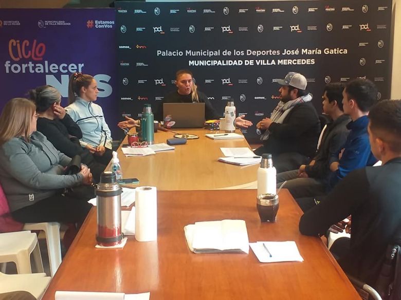 Comenzó el taller de arbitraje y corrección de técnica de bádminton