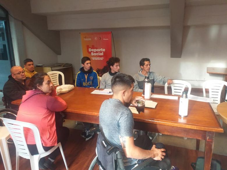 Comenzó el taller de arbitraje y corrección de técnica de bádminton
