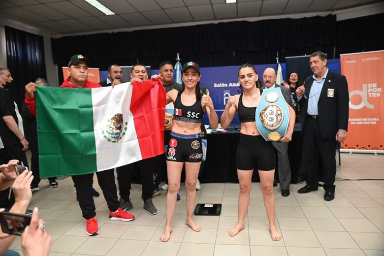 Las boxeadoras pasaron el pesaje en el Salón Azul