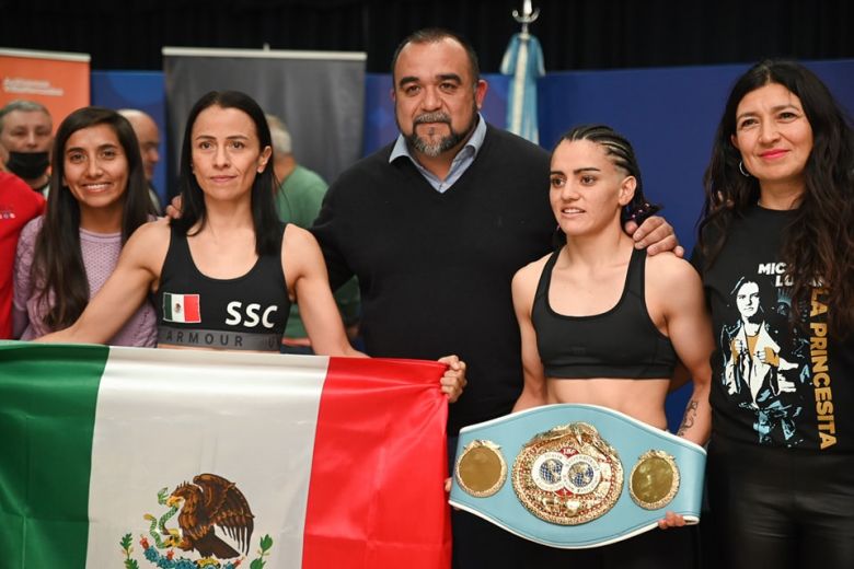 Las boxeadoras pasaron el pesaje en el Salón Azul