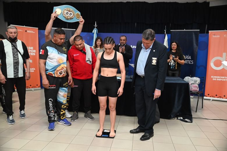 Las boxeadoras pasaron el pesaje en el Salón Azul