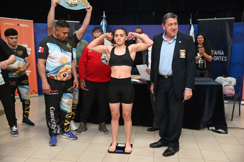 Las boxeadoras pasaron el pesaje en el Salón Azul