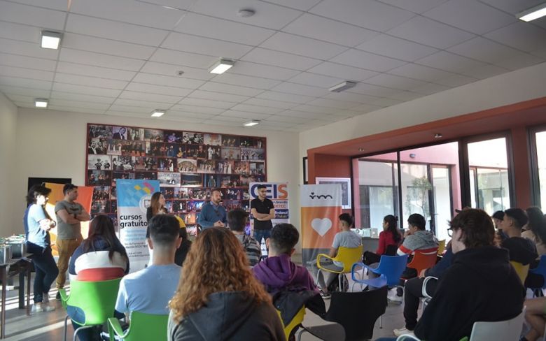 Capacitaron a jóvenes en mantenimiento y reparación de aparatos electrónicos