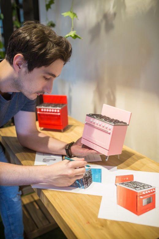 Un rosarino recreó una cocina retro con matrices de los 50 y fue premiado internacionalmente