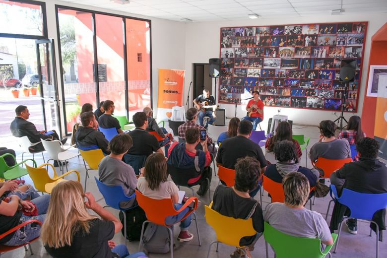 Juampy Juárez brindó una clínica de improvisación