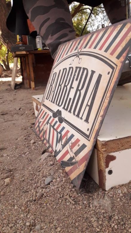 Un joven recorre el país con su barbería rodante, “Barbería sobre ruedas”