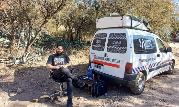 Un joven recorre el país con su barbería rodante, “Barbería sobre ruedas”