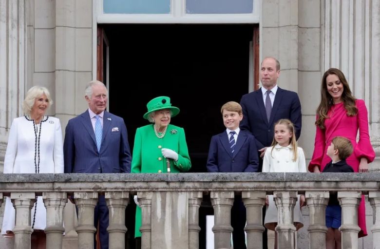 Cuando en un divertido video con el oso Paddington la reina Isabel II reveló qué lleva en su cartera