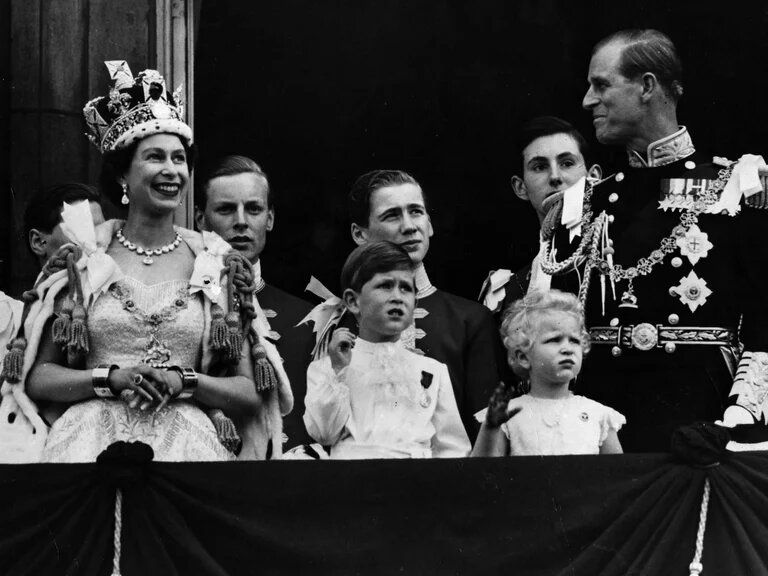 Carlos III parte hacia Londres, donde será proclamado rey este sábado por la mañana