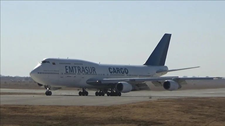 La Cámara Federal de La Plata autorizó la salida del país de 12 tripulantes del avión venezolano-iraní retenido en Ezeiza