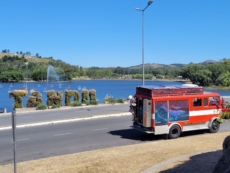 “Los Dias de Viaje” recorren el país en un camión cordobés de Bomberos Voluntarios