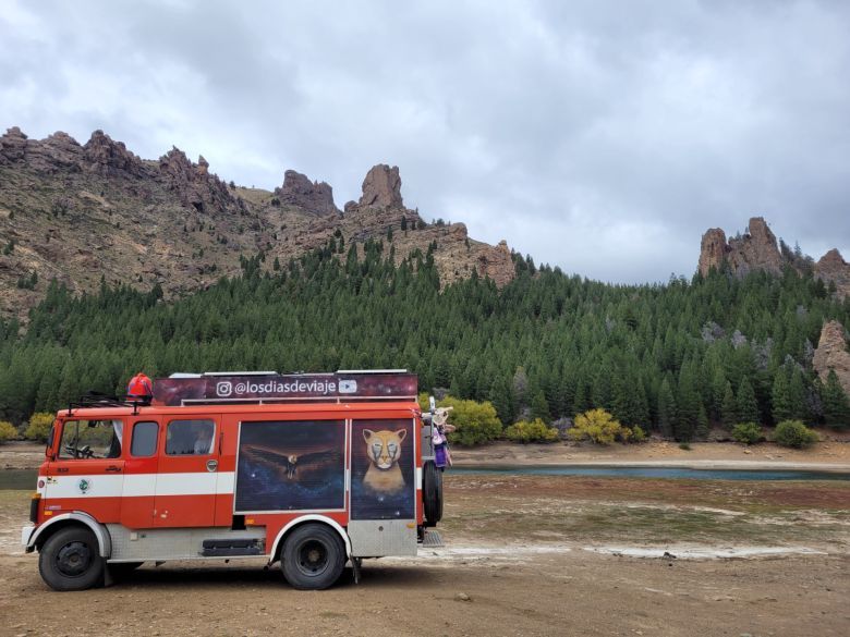 “Los Dias de Viaje” recorren el país en un camión cordobés de Bomberos Voluntarios
