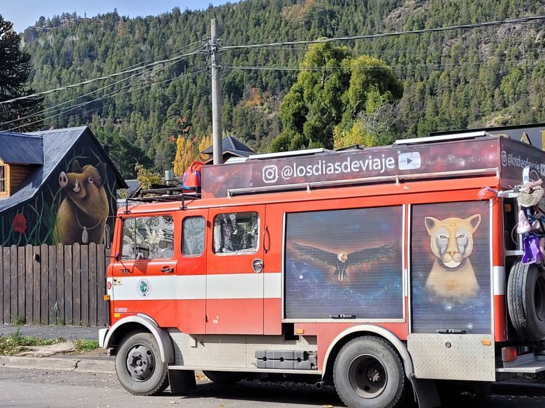 “Los Dias de Viaje” recorren el país en un camión cordobés de Bomberos Voluntarios