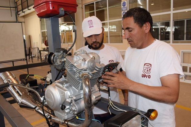 Alumnos de la UPrO reparan motos gratis