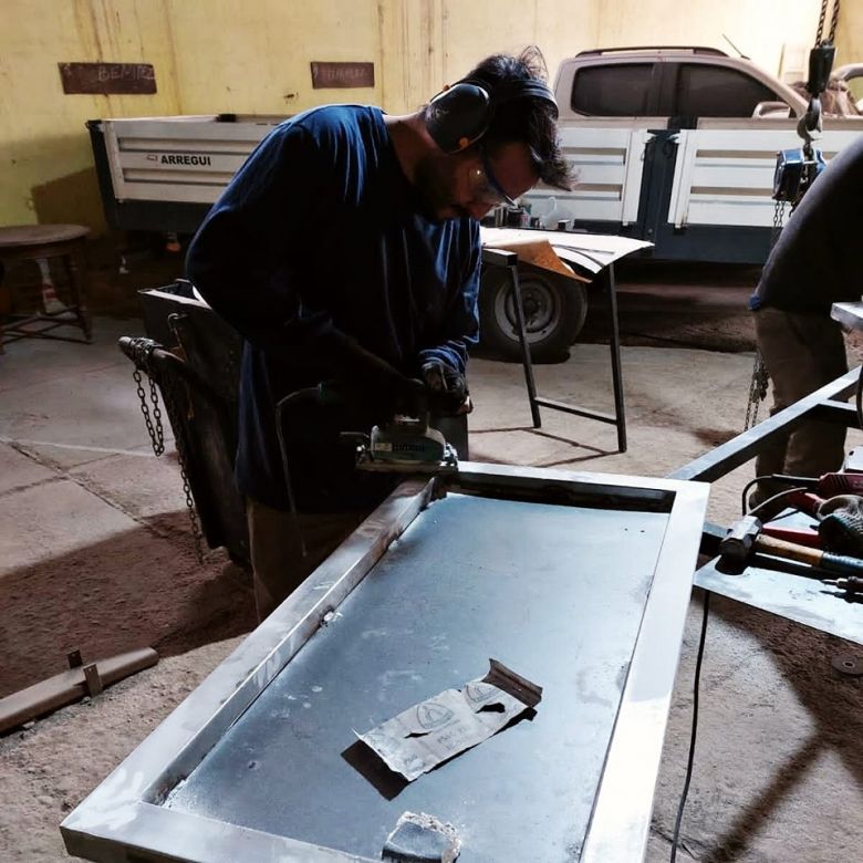 Comenzó la puesta en valor de la icónica locomotora del barrio Estación