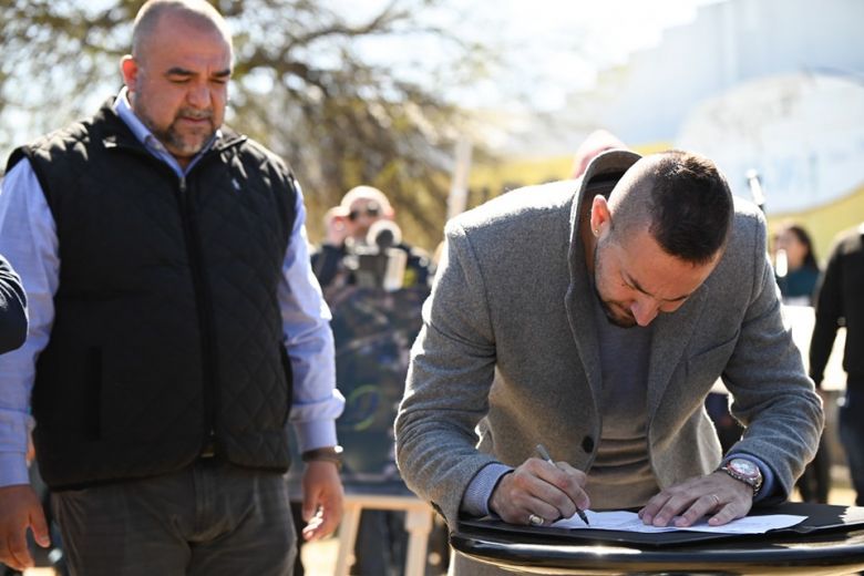 Ayer comenzó la construcción de un espacio recreativo y deportivo en La Ribera