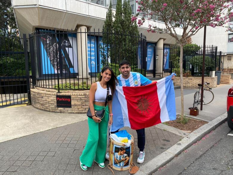 Golpeó la puerta de la casa de Leo Messi ¡Y lo recibió!