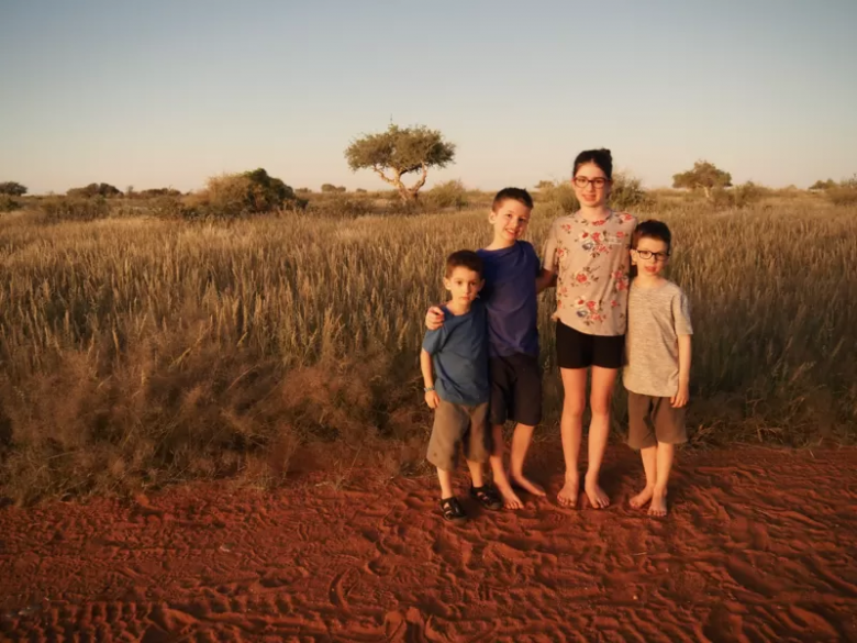 La familia que recorre el mundo antes de que sus hijos se queden ciegos