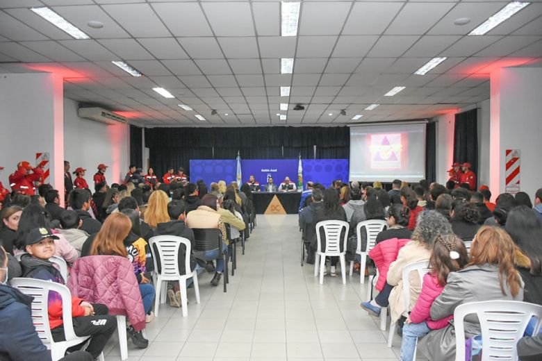 Entregaron más ochenta certificados del curso de mitigación de desastres