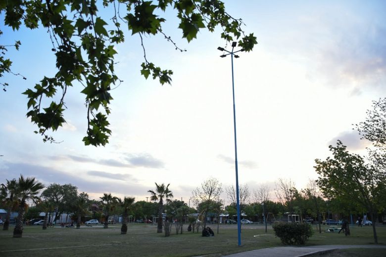 Inauguraron luminarias en los barrios 828 y Colón