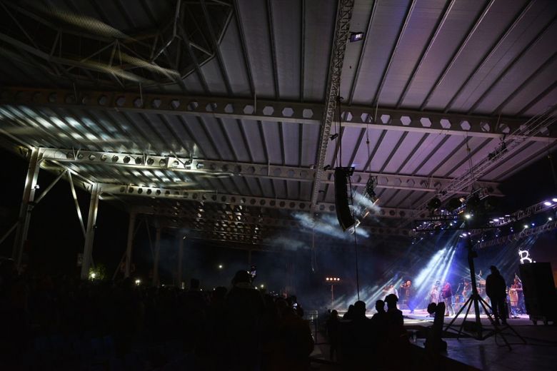 Muchos espectadores en el festival durante la noche del viernes
