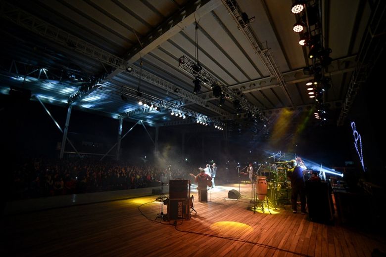 Muchos espectadores en el festival durante la noche del viernes