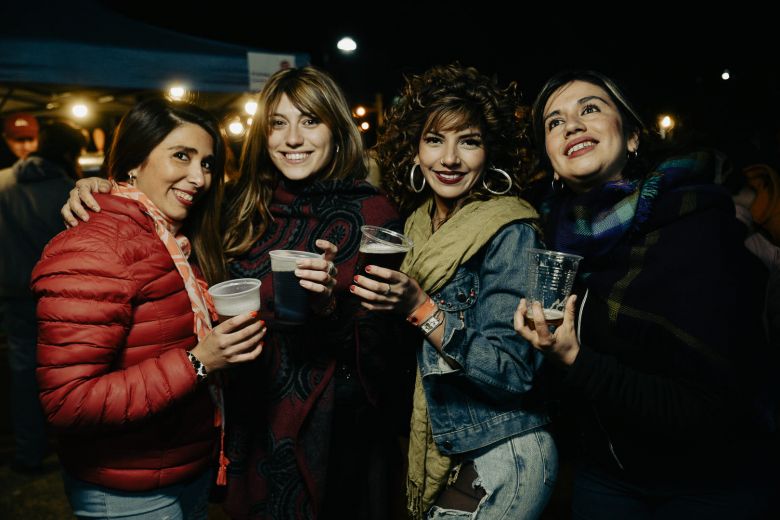 Muchos espectadores en el festival durante la noche del viernes