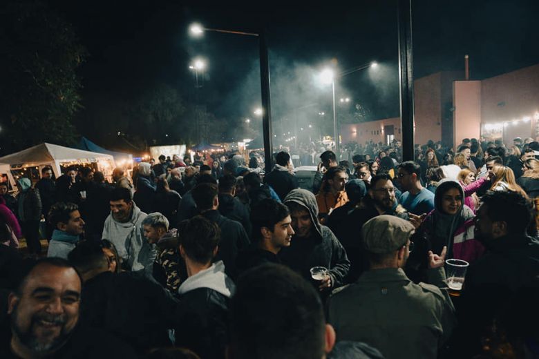 Muchos espectadores en el festival durante la noche del viernes