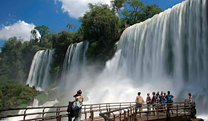 Búsqueda desesperada en Cataratas del Iguazú: un hombre cayó desde las pasarelas