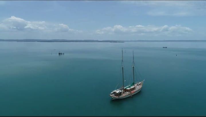 Reflotaron un barco, vendieron su casa y viajan por el mundo: “Vivir en el agua es barato”