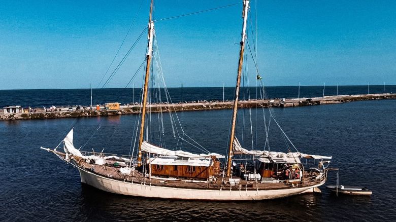 Reflotaron un barco, vendieron su casa y viajan por el mundo: “Vivir en el agua es barato”