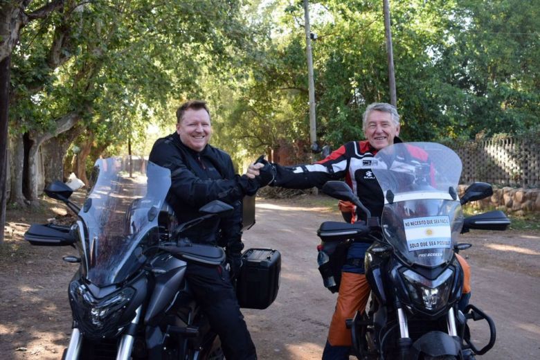 “Buby” Del Castillo, rumbo a sus 80, completó el recorrido de La 40 sobre su moto