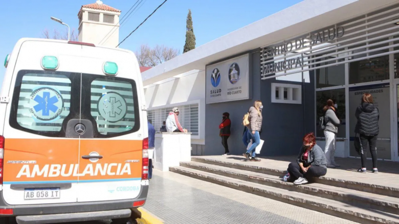Una motociclista que fue embestida por un automóvil terminó hospitalizada