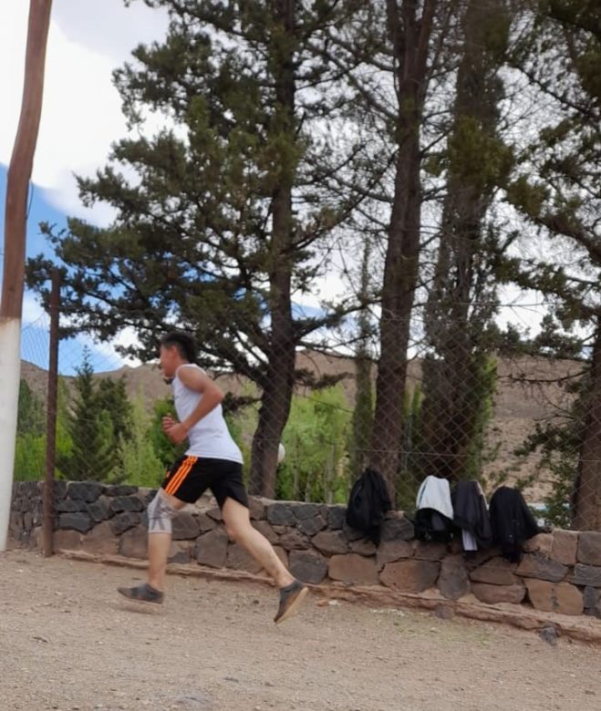 Un joven corrió una maratón en alpargatas y salió segundo en su categoría