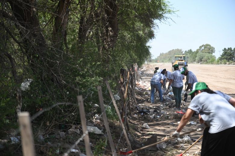 Se inició un operativo de limpieza para transformar el punto verde de La Ribera 