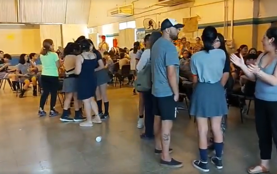 Padres y alumnos protestaron contra el regente sospechado de delitos contra menores