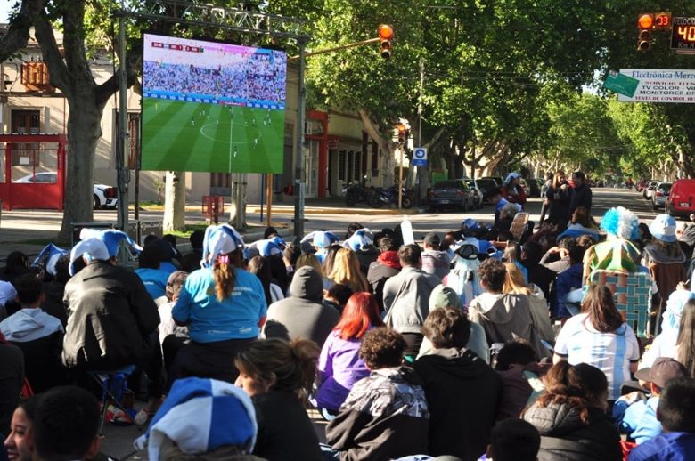 El primer partido de la Selección se vivió a pleno en Plaza San Martín