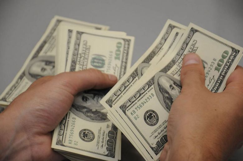Dólar blue: la divisa sigue subiendo y volvió a dar un importante salto