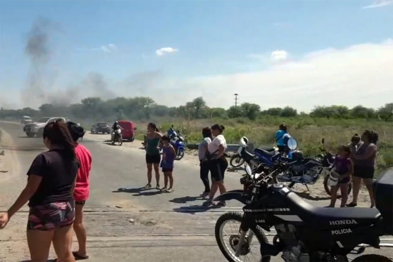 Vecinos cortaron la ruta y quemaron gomas en reclamo por la falta de agua