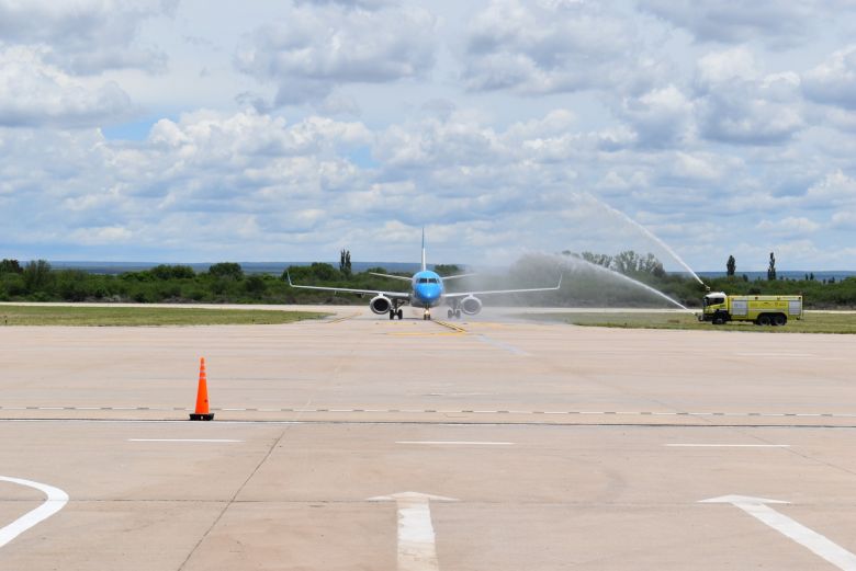 Llegó el primer vuelo regular de Aerolíneas Argentinas al Aeropuerto Valle del Conlara