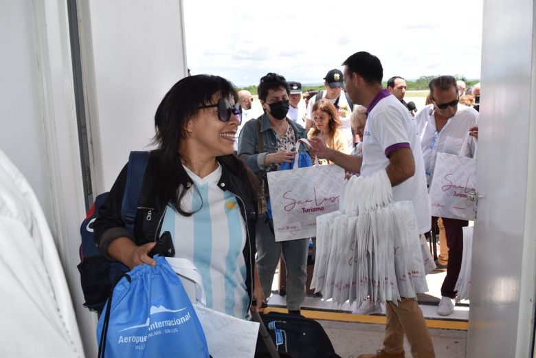 Llegó el primer vuelo regular de Aerolíneas Argentinas al Aeropuerto Valle del Conlara