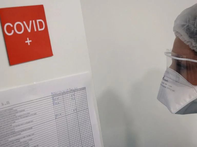 Los casos de COVID crecen en el mundo y las personas mayores sin dosis de refuerzo son las más afectadas
