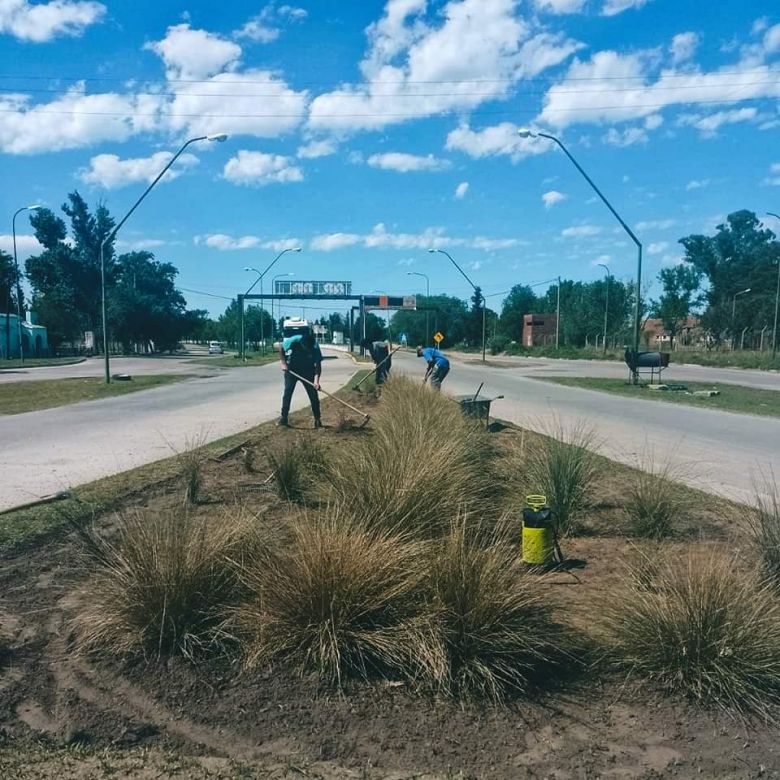Realizan tareas de mantenimiento en plazas y espacios públicos