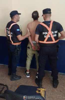 Sustrajeron prendas de vestir de un comercio y fueron detenidos
