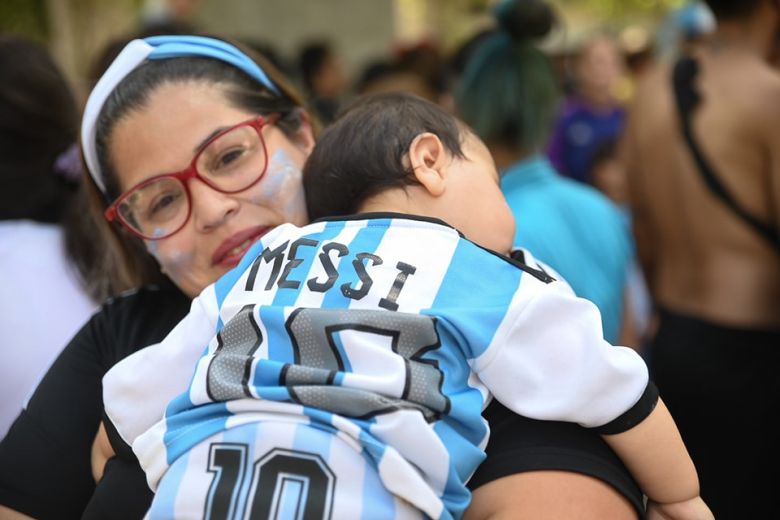 Miles de villamercedinos salieron a festejar la tercera Copa del Mundo