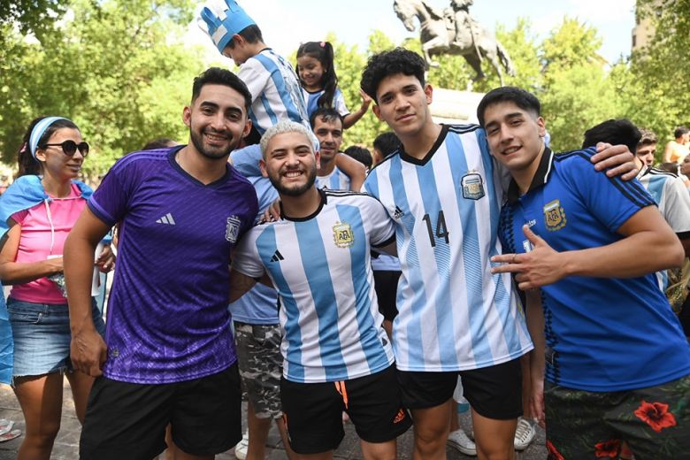 Miles de villamercedinos salieron a festejar la tercera Copa del Mundo