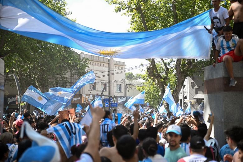 Miles de villamercedinos salieron a festejar la tercera Copa del Mundo