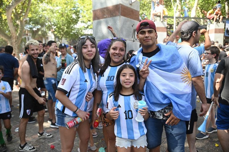 Miles de villamercedinos salieron a festejar la tercera Copa del Mundo